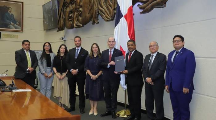 Momentos en que el ministro de Economía y Finanzas, Felipe Chapman, presenta en el pleno de la Asamblea el proyecto que propone modificar la Ley de Responsabilidad Social Fiscal.