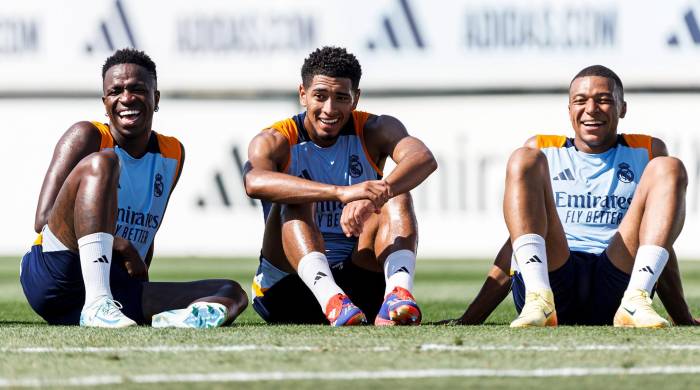 Los futbolistas Vinícius Jr. (i.), Jude Bellingham (c.) y Kylian Mbappé (d.) tras una sesión de entrenamiento.