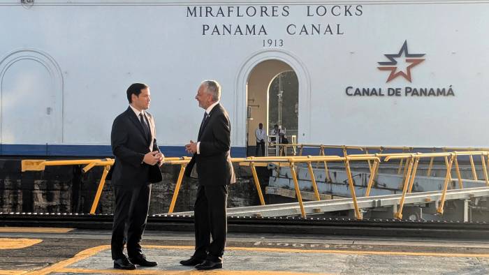 El secretario de Estado de EEUU, Marco Rubio (i), visita este domingo las instalaciones del Canal de Panamá, con el administrador de la vía interoceánica, Ricaurte Vásquez, como guía, en medio de las amenazas de Donald Trump de recuperar el control de la infraestructura para contrarrestar la supuesta influencia china. EFE/Eduard Ribas /MÁXIMA CALIDAD DISPONIBLE