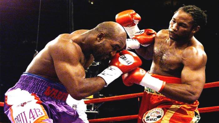 Lennox Lewis (Der.) y Evander Holyfield también tuvieron mucha acción, pero el fallo no convenció.