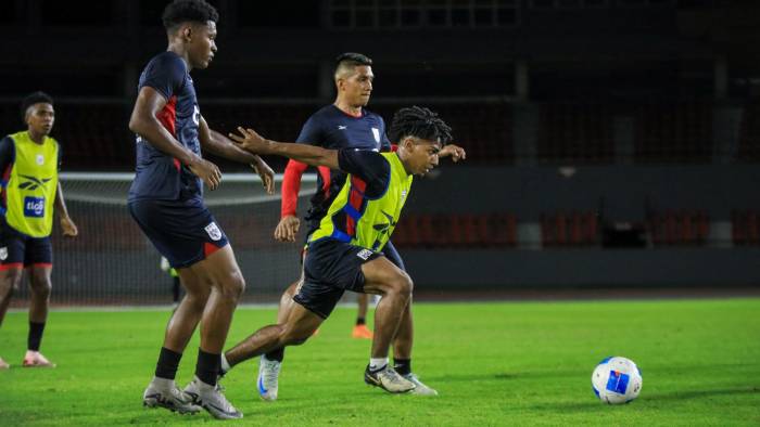 Instantes del entrenamiento de la selección de Panamá antes de viajar a Perú.