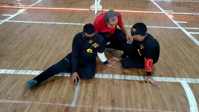 El entrenador da las instrucciones en una práctica del golbol.