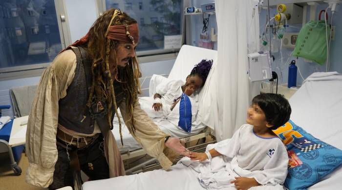 El actor Johnny Deep, vestido del capitán Sparrow, durante la visita que realizó a los niños del Hospital Universitario de Donostia.