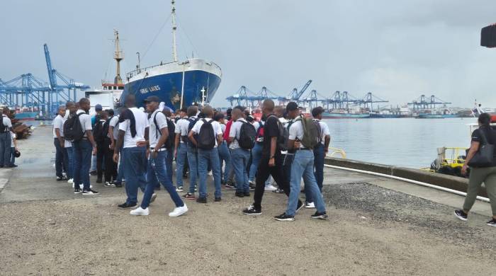 Estudiantes en su visita a TMS Colon Port.