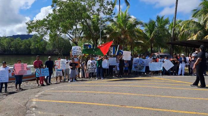 Protesta en las inmediaciones del sitio de embarque en Punta de Tierra, Chorcha Abajo.