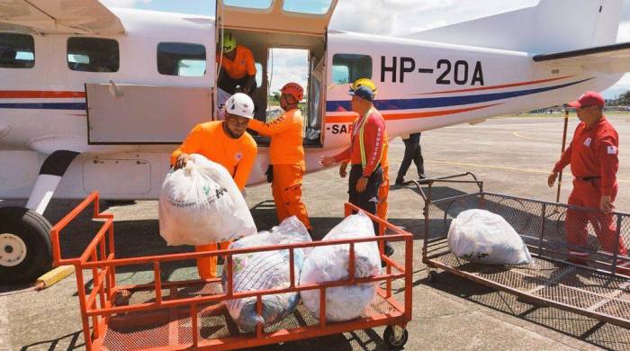 La ayuda humanitaria ha sido transportada vía aérea y acuática a las comunidades a las que no se puede acceder por tierra.