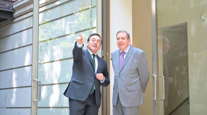 Fotograma que muestra al ministro español de Asuntos Exteriores, José Manuel Albares (Izq.), y al líder opositor venezolano Edmundo González Urrutia, en Madrid.