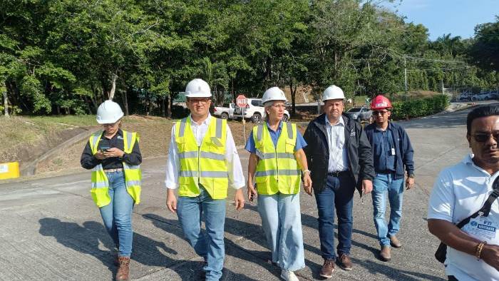 La administradora de la ASEP, Zelmar Rodríguez Crespo (C-i) visita la planta termoeléctrica Pan-Am, ubicada en La Chorrera.