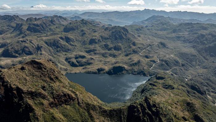 Fotografía que muestra un paisaje de lagunas cercano al volcán Antisana, perteneciente a la provincia de Pichincha (Ecuador).