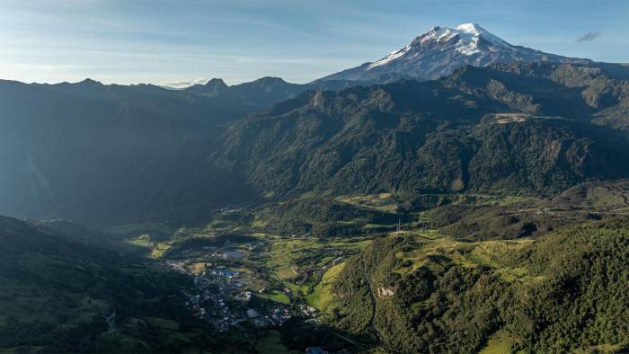 Fotografía del que muestra la localidad de Papallacta, con el volcán nevado Antisana al fondo.