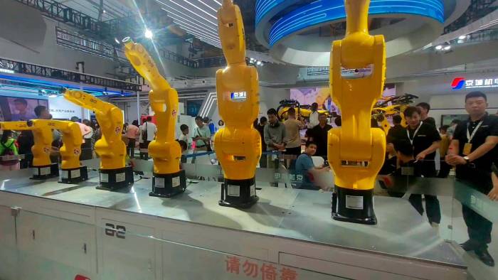 En la Conferencia Mundial de Robótica, en Beijing, también se expusieron robots para ensamblaje en fábricas.