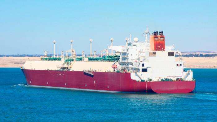 Un barco cruza por el canal de Suez, una de las vías de agua más importantes del globo.