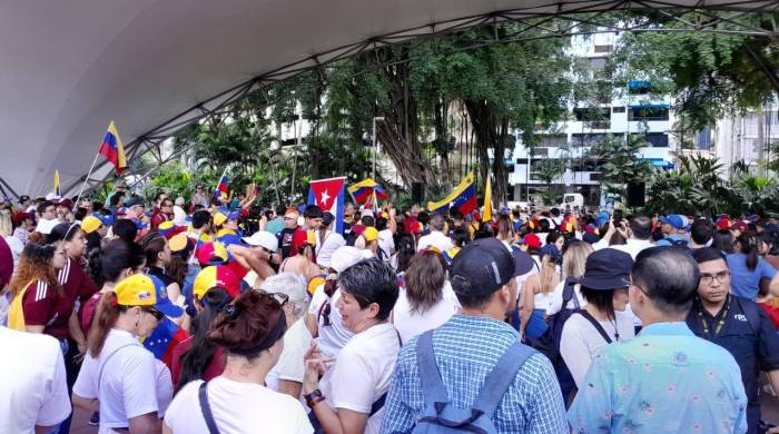 Cientos de venezolanos se encuentran reunidos en el Parque Omar.