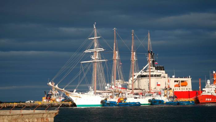 El buque escuela Juan Sebastián de Elcano llega al muelle Prat del Puerto de Punta Arenas este martes, en Punta Arenas (Chile). EFE/ Claudio Monge