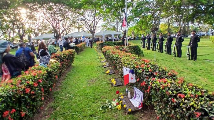 Autoridades le rinden homenaje a los mártires que lucharon el 9 de enero de 1964.