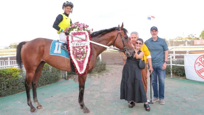 ‘Smart Eros’ luce su primera mantilla de flores, sostenido de la brida por María Fábrega.