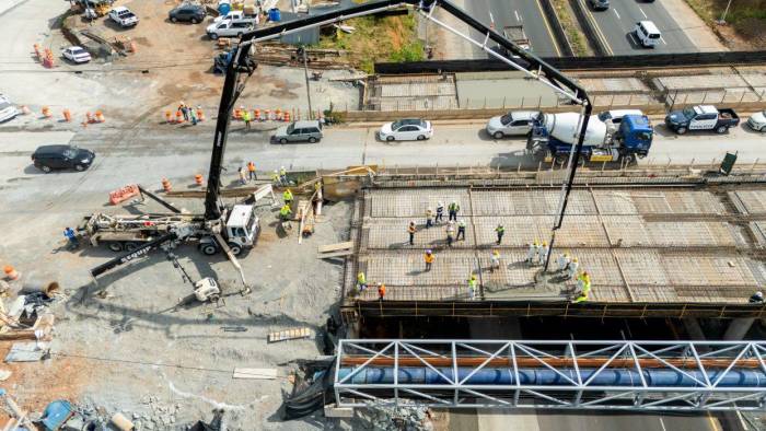 Trabajadores realizan labores de vaciado de concreto de las losas vehiculares de la ampliación del puente de Vacamonte.