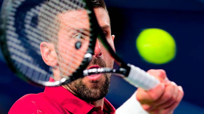 El tenista serbio Novak Djokovic en acción durante la final contra el italiano Jannik Sinner en el Masters 1.000 de Shanghái, China.