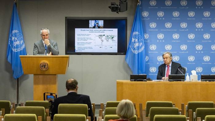 Fotografía de archivo del secretario general de la ONU, António Guterres (d) junto a su portavoz Stéphane Dujarric (i).