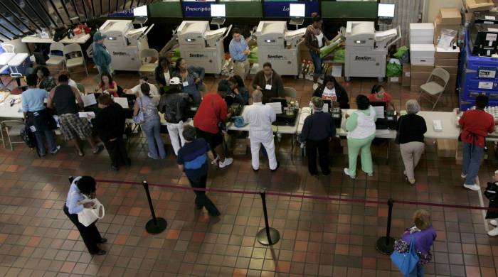 Fotografía de archivo del 27 de octubre de 2024 en donde se ven residentes en el condado de Miami-Dade que esperan para depositar su voto en las votaciones anticipadas de las elecciones estadounidenses que se celebran en Miami.