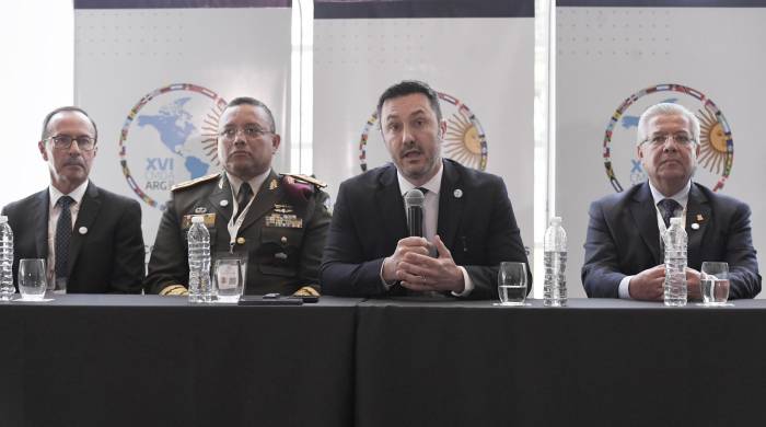 El ministro de Defensa de Argentina, Luis Petri (centro), inauguró este lunes la XVI Conferencia de Ministros de Defensa de las Américas