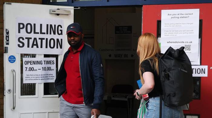 Votantes salen de un colegio electoral el día de las elecciones generales en Londres, Reino Unido.