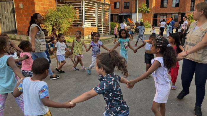 Los juegos tradicionales o de rondas llenan de distracción y alegría a los niños de los barrios.