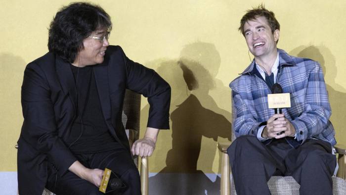 El director surcoreano Bong Joon-ho (I) y el actor británico Robert Pattinson asisten a una conferencia de prensa en Seúl.