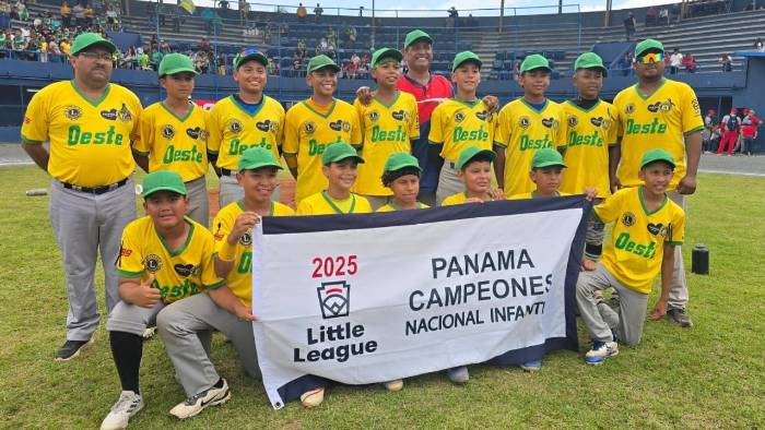 En un momento emocionante, el equipo recibe el banderín como campeón.