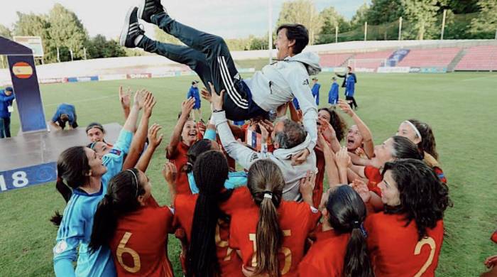 Toña Is celebra con las jugadoras el Campeonato Europeo Femenino sub-17 2018.