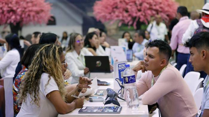 Fotografía de archivo de personas asistiendo a la 43 versión de la Vitrina Turística de Anato, la principal feria del sector en Colombia, en Bogotá.