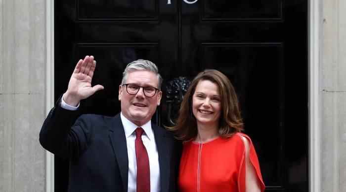 El nuevo Primer Ministro de Gran Bretaña, Keir Starmer (L), y su esposa Victoria Starmer.