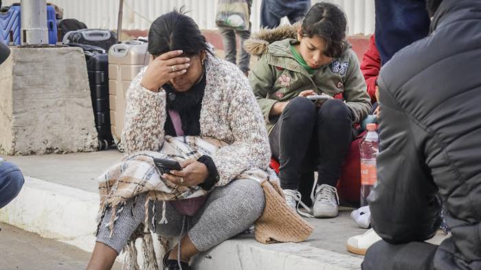 Migrantes permanecen varados en el puerto fronterizo de El Chaparral, en Tijuana (México).