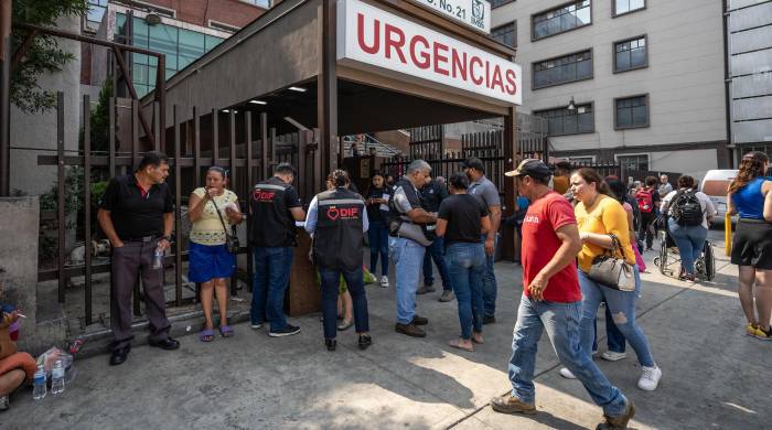 Familiares y amigos de simpatizantes afectados permanecen en espera de informes médicos, en la zona de urgencias del hospital de zona numero 21 del Instituto Mexicano del Seguro Social.