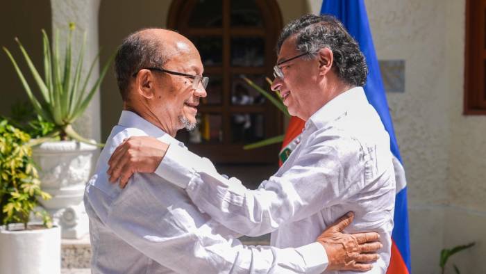 Fotografía cedida por la oficina de prensa de la Presidencia de Colombia del mandatario Gustavo Petro (d) saludando al presidente del Consejo de Transición de la República de Haití, Leslie Voltaire, este sábado en Riohacha (Colombia). EFE/ Presidencia de Colombia