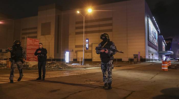 La Policía rusa permanece en guardia cerca a la sala de conciertos este 22 de marzo de 2024 en Krasnogorsk, afuera de Moscú.