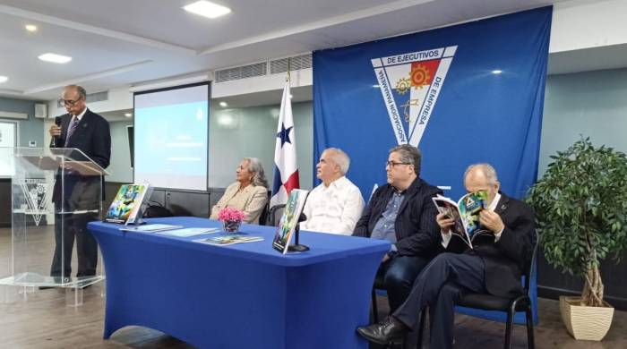 De izq. a der.: Miguel Angel Cañizales, presidente de Trinka; Dagmar de Alvarez, vicepresidenta; René Quevedo y Ricardo Herrera (expositores) y Rafael Candanedo, creador del grupo.