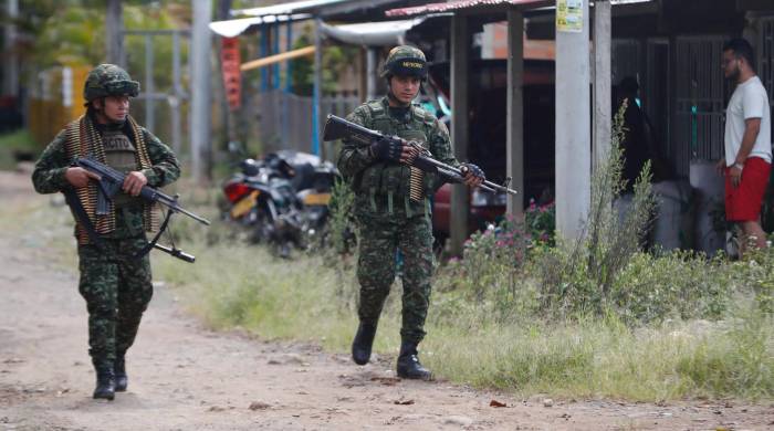 Fotografía de archivo en donde se ven integrantes del Ejercito de Colombia mientras realizan tareas de vigilancia en zonas rurales. EFE/Ernesto Guzmán