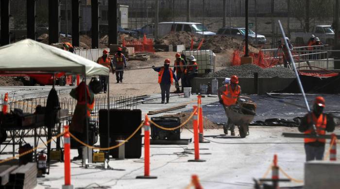 Obreros trabajan en una construcción, el 21 de junio de 2024, en Ciudad Juárez (México).