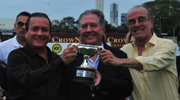 Jorge Orillac (c), entrega la copa del triunfo a Manuel Grimaldo (i) y Alfonso Arias (d), propietarios de ‘Cyrano’.