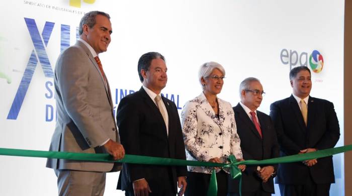 Los organizadores del XIII Simposio Industrial de Energía y Agua realizan el corte de cinta que marca la inauguración del evento.