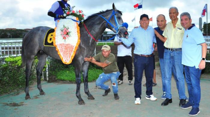 Luego del impresionante triunfo clásico de ‘Adage’ fue recibido en el recinto de ganadores por sus propietarios.