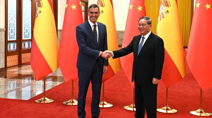 El presidente del Gobierno español, Pedro Sánchez (i), y el primer ministro chino, Li Qiang, llegan a una ceremonia de bienvenida en el Gran Salón del Pueblo de Pekín, este lunes.