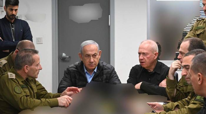 Fotografía cedida por la Oficina del Primer Ministro israelí de Israel, Benjamín Netanyahu (c), quien sigue el ataque a Irán este sábado, en la base militar de Kyria en Tel Aviv (Israel).