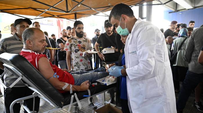 La gente dona sangre un día después de las explosiones de buscapersonas, en el suburbio sur de Beirut, Líbano, el 18 de septiembre de 2024.