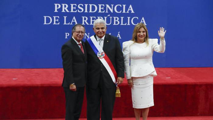 Fotografía de archivo del pasado 1 de julio del presidente de Panamá, José Raúl Mulino (c), y su esposa, Maricel Cohen (d), mientras posan con el presidente de Colombia, Gustavo Petro, en la ciudad de Panamá.