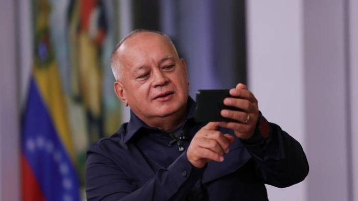 Fotografía cedida por Prensa del Ministerio de Interior, Justicia y Paz, del ministro de esa cartera, Diosdado Cabello, en su programa de televisión Con el mazo dando.