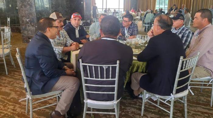 Vista de la reunión entre productores y autoridades en el Congreso de Arroz.