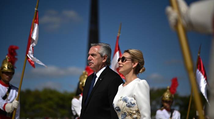 Fotografía de archivo del 26 de junio de 223 del entonces presidente de Argentina, Alberto Fernández (i), junto a la entonces primera dama, Fabiola Yáñez (d) durante una visita a Brasilia.