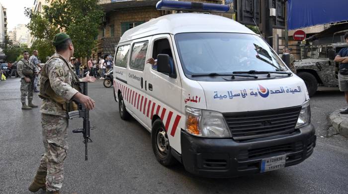 Una ambulancia llega al Centro Médico de la Universidad Americana de Beirut después de un incidente que involucró los dispositivos inalámbricos de miembros de Hezbolá en Beirut, Líbano.